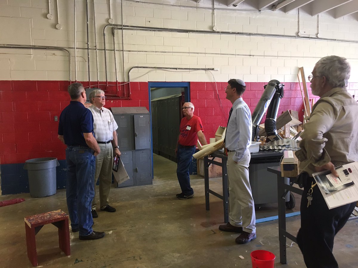 abegtrup's tweet photo. Architects visited today!!! #STEAMInnovationLab for #Mechatronics #PLTW #Courage2Create #TheMount Thanks to #CommunityBuyIn @ParkerHannifin https://t.co/9MCPGIzHCJ