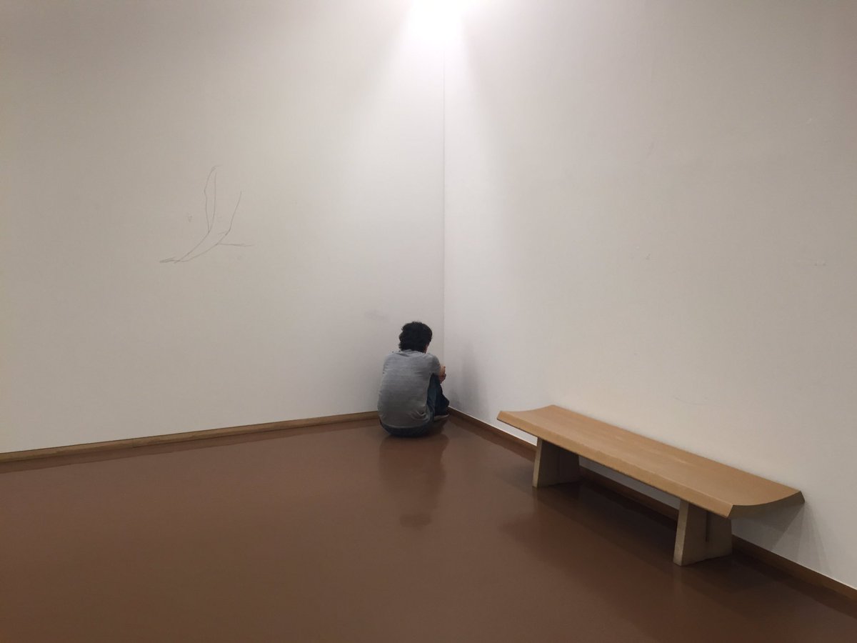 鬩展@伊丹市立美術館、閉幕まで残り4日となりました。棚田康司さんの公開制作はまだ続いており、意外と苦戦しています。「絶望やぁ…」by隅っこ棚田