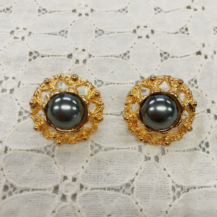 wattkey_'s tweet photo. ヴィンテージイヤリングが入荷しました。
お勧めはチェスナイトのモチーフのもの。馬の頭の下に大理石のようなオーバルストーンが嵌め込まれています。全長約7cmなのでインパクト充分です！
その他も是非チェックしてみてください♡
https://t.co/CqSoo9EiTI https://t.co/nB9Kz9ZSRY