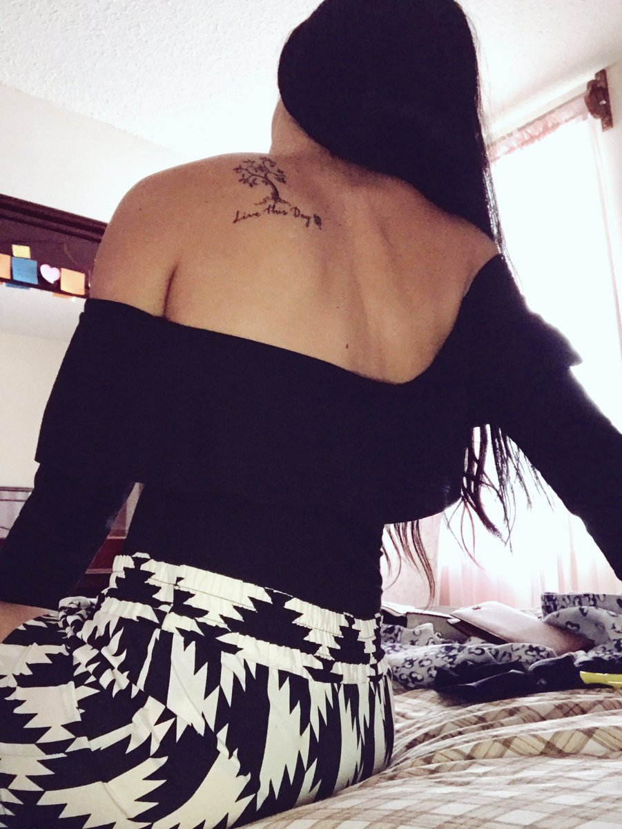 AnaCrisCRdz's tweet photo. Aaaiiiñññ, sigo bien emocionada por mi adornito nuevo 🤗 #livethisday 🍀 https://t.co/0Rl7wtfLRe