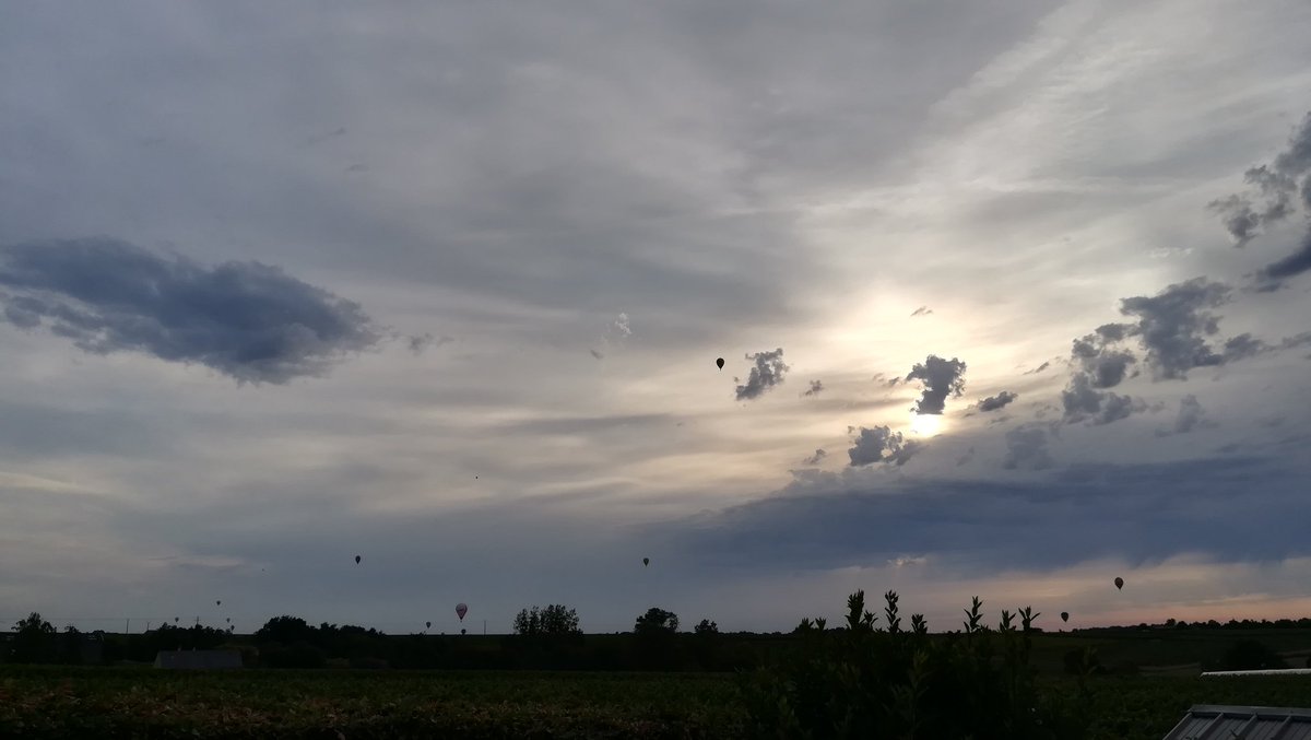 @ArcenCieldAnjou entouré de montgolfière des le matin 👌