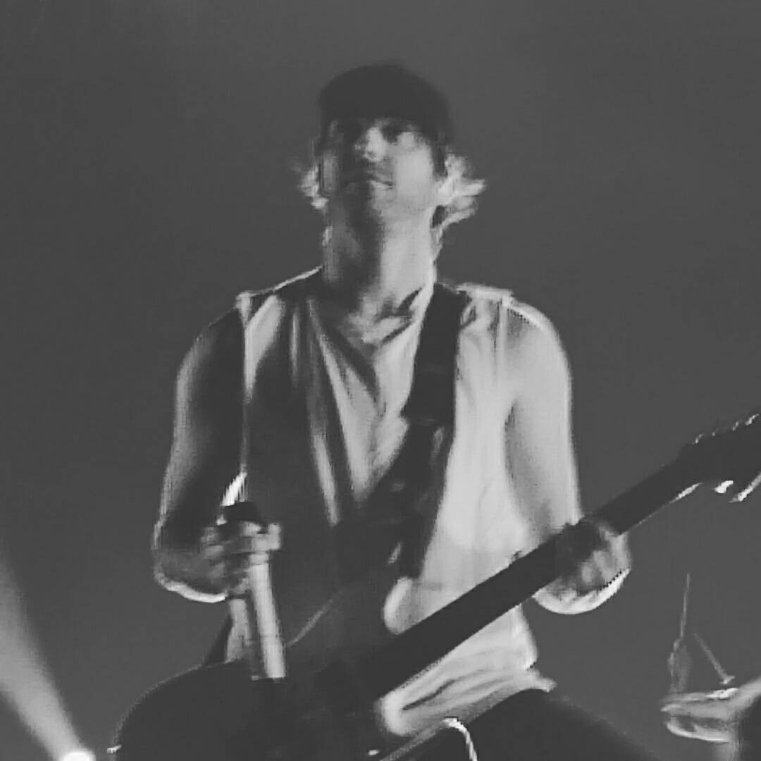 ftyelloww's tweet photo. "In a sea of crowd, my eyes will always search for you..." @AlexAllTimeLow @AllTimeLow #ATLinMNL2017 #ATLinManila2017 https://t.co/OSP5Aqrdwg