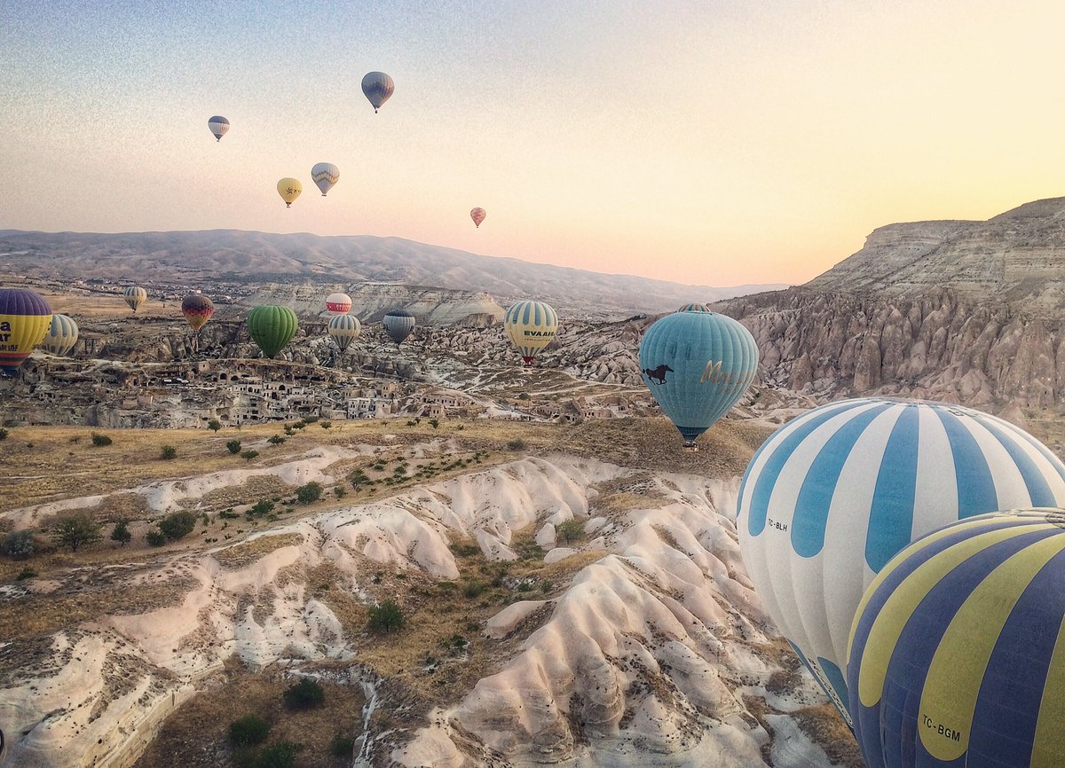 ahoratocaviajar's tweet photo. Oigan, espectacular eso de ver amanecer en la Capadocia montados en un 🎈 thanks #ButterflyBalloons https://t.co/QuN0yFLMnr
