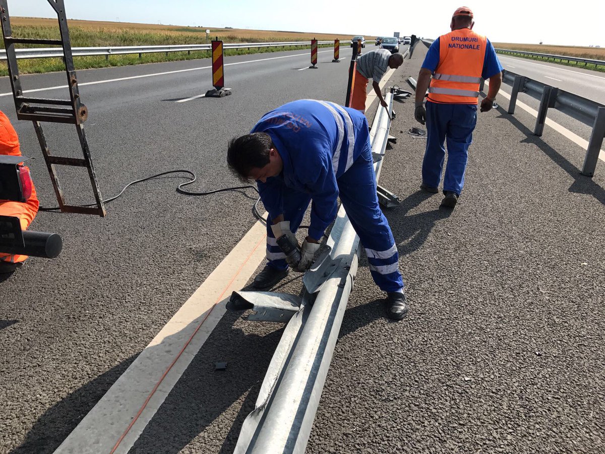 CNADNR's tweet photo. Inlocuire parapete median, pe autostrada #A1, în apropiere de punctul de trecere al frontierei Nădlac II. #cnair #autostrazi https://t.co/A2ruerS9Pb