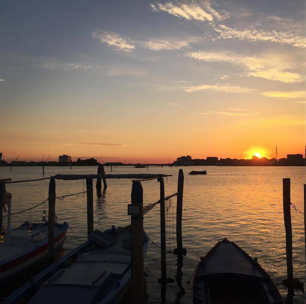 Matteomic94's tweet photo. #sunset on #chioggia 
#nofilter #sun #red
#ig_veneto #igvenezia #igersveneto https://t.co/qfw5oGwjgL https://t.co/2OzCvfhGk8