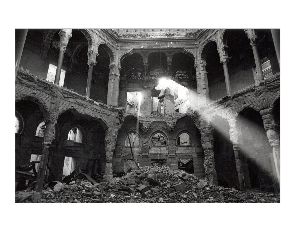 25 años de la destrucción de la biblioteca de Sarajevo. Hice esta foto en julio de 1993. Qué fácil es destruir los puentes de la convivencia