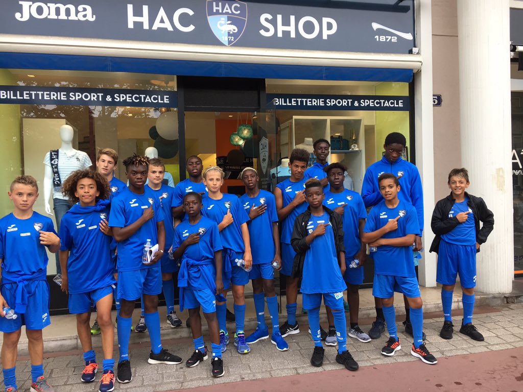 HAC_Foot's tweet photo. 15km de course dans les rues du Havre pour la préformation du #HAC hier matin avec un petit passage par le HAC shop ! #Prefo 😉🏃⚽ https://t.co/ygqzi42p8x