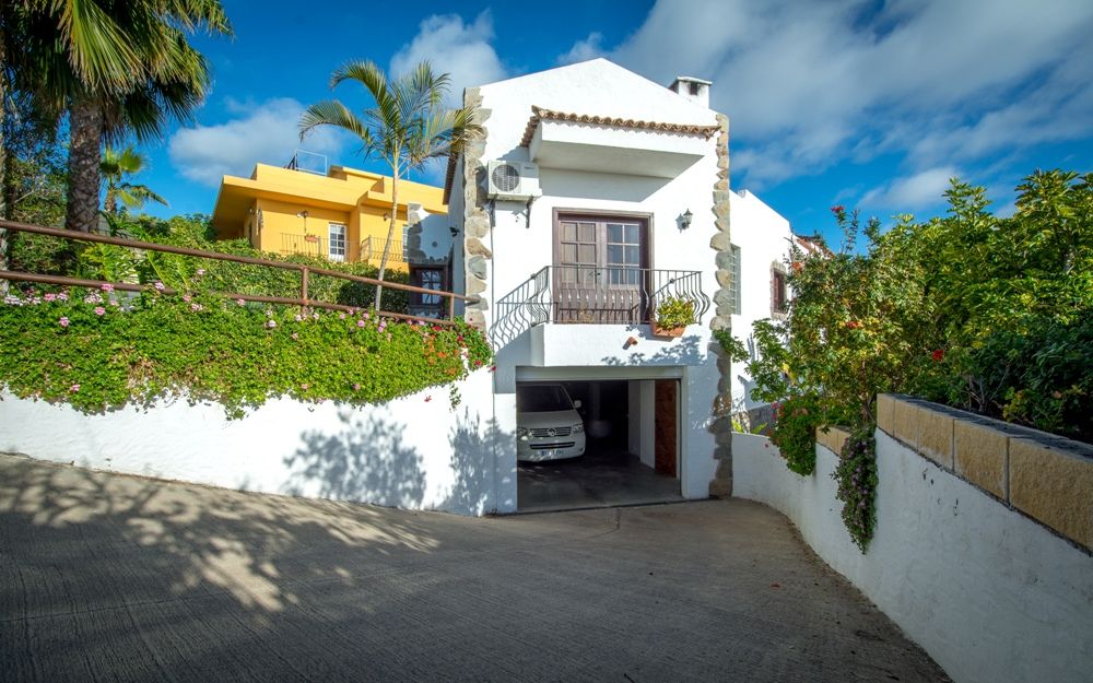 homesundersun's tweet photo. for sale 3 bed house 15 minutes from Costa Adeje #tenerife https://t.co/mqb54RqWlZ https://t.co/BFUj5xhMrt