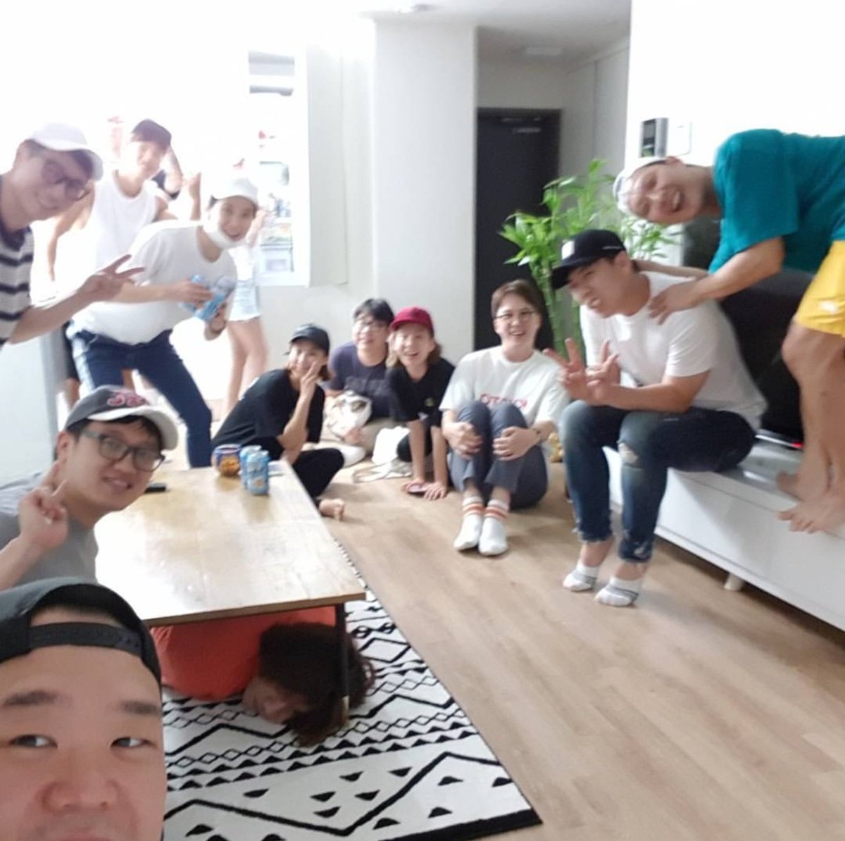 RM_MyHappyPill's tweet image. Running Man members + staffs housewarming gathering😊🏠
(근데 광수오빠, 일이번 사진에서 뭐하세요? ㅋㅋㅋㅋㅋ)
[cr hwanjine]