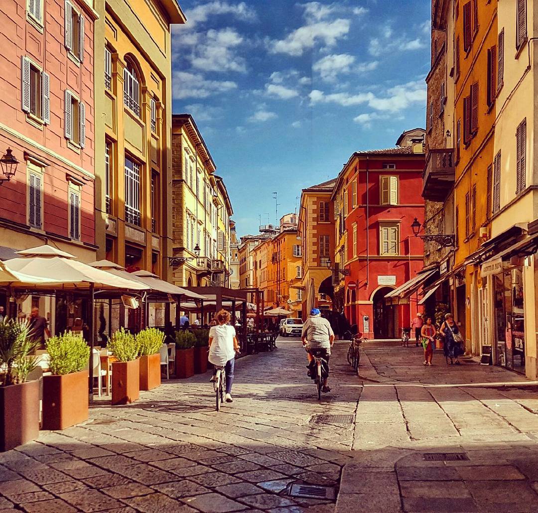 • Esplosione di colori •
Le luci e i colori di una splendida mattinata estiva a Parma
Ph. ilacirla | #InEmiliaRomagna