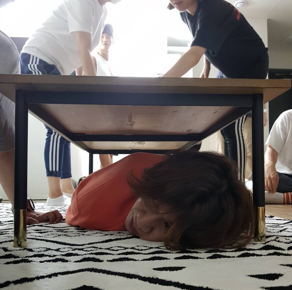 RM_MyHappyPill's tweet image. Running Man members + staffs housewarming gathering😊🏠
(근데 광수오빠, 일이번 사진에서 뭐하세요? ㅋㅋㅋㅋㅋ)
[cr hwanjine]