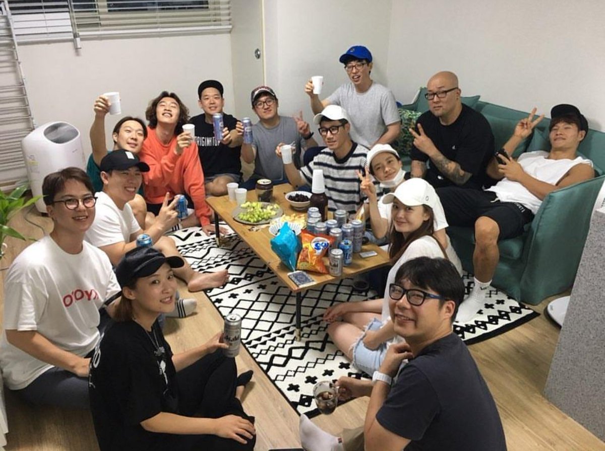 RM_MyHappyPill's tweet image. Running Man members + staffs housewarming gathering😊🏠
(근데 광수오빠, 일이번 사진에서 뭐하세요? ㅋㅋㅋㅋㅋ)
[cr hwanjine]