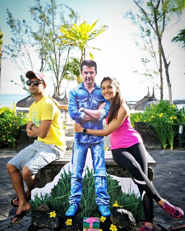 The man in yellow cant deal with my affection towards the standee.  @shethvatsal #ShootShenanigans #Haasil