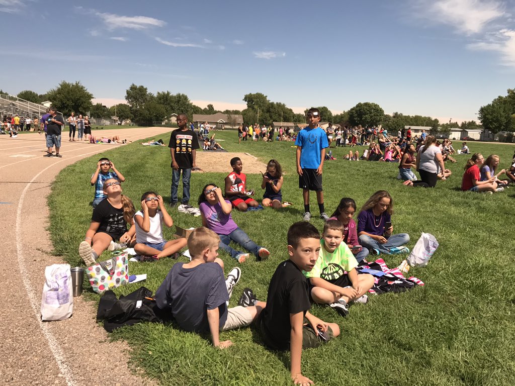 mljrschumacher's tweet photo. Sure enjoyed the eclipse today with this great group of 6th graders! #GIPSeclipse #barrmiddle #RiseGI https://t.co/xJWUwGQUH7