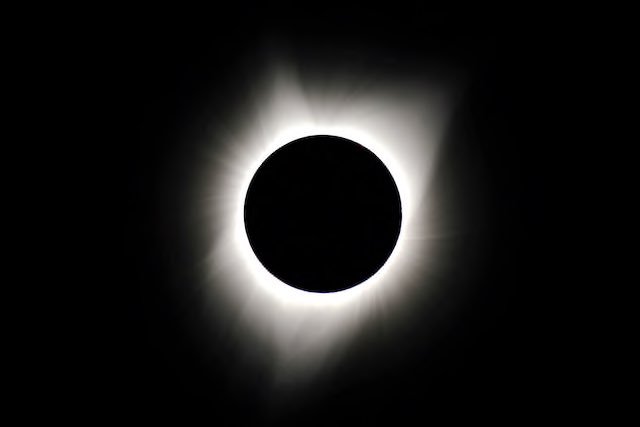 frankly_ginger's tweet photo. Sorry u missed this. It was so stunning that pictures don't even touch what it was like. #OREclilpse #SolarEclipise2017 https://t.co/fuH03yTdSx