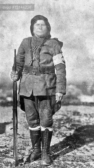 Milli Mücadelede
Kocası şehit olunca,küpelerini satıp aldığı tüfekle dağa çıkan Kurtuluş Savaşı kahramanlarından Aydın İmamköylü Ayşe Çavuş.