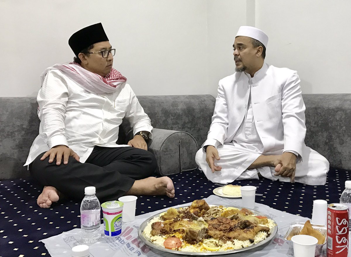 fadlizon's tweet photo. Td malam silaturahim n makan nasi kebuli dg ulama n Imam Besar Habib Rizieq Shihab di Mekkah. Alhamdulillah dlm keadaan sehat wal'afiat. https://t.co/HsRRP2yFuB