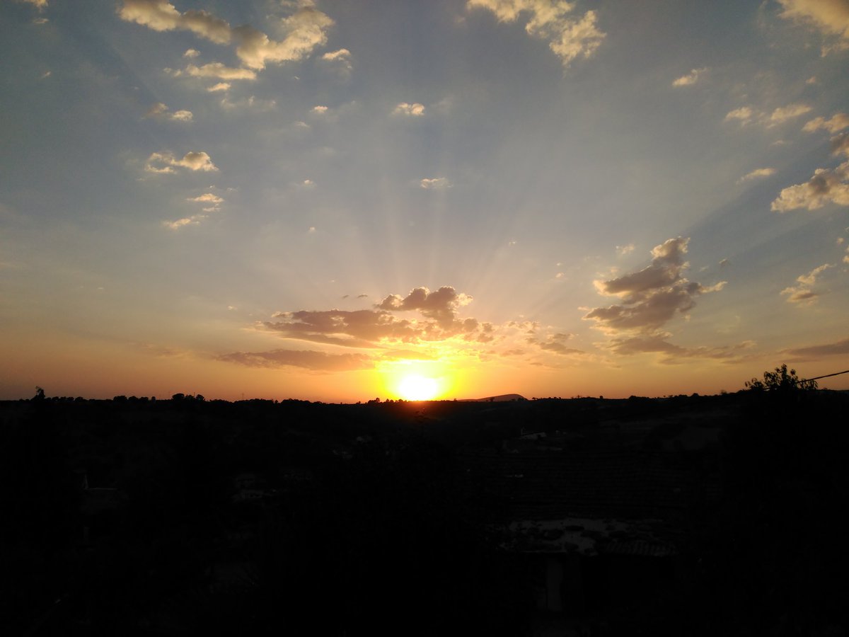 onlyastrophoto's tweet image. El final del #eclipse fue espectacular con la sombra de los árboles de la montaña tras la que se puso el Sol #EclipseSolarCSIC #sunset