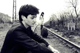 تحركي خطوةً.. يا نصفَ عاشقةٍ
فلا أريدُ أنا أنصافَ عشاقٍ
إن الزلازلَ طولَ الليل تضربني
وأنت واضعةٌ ساقاً على ساق
وأنت آخر من تعنيه مشكلتي