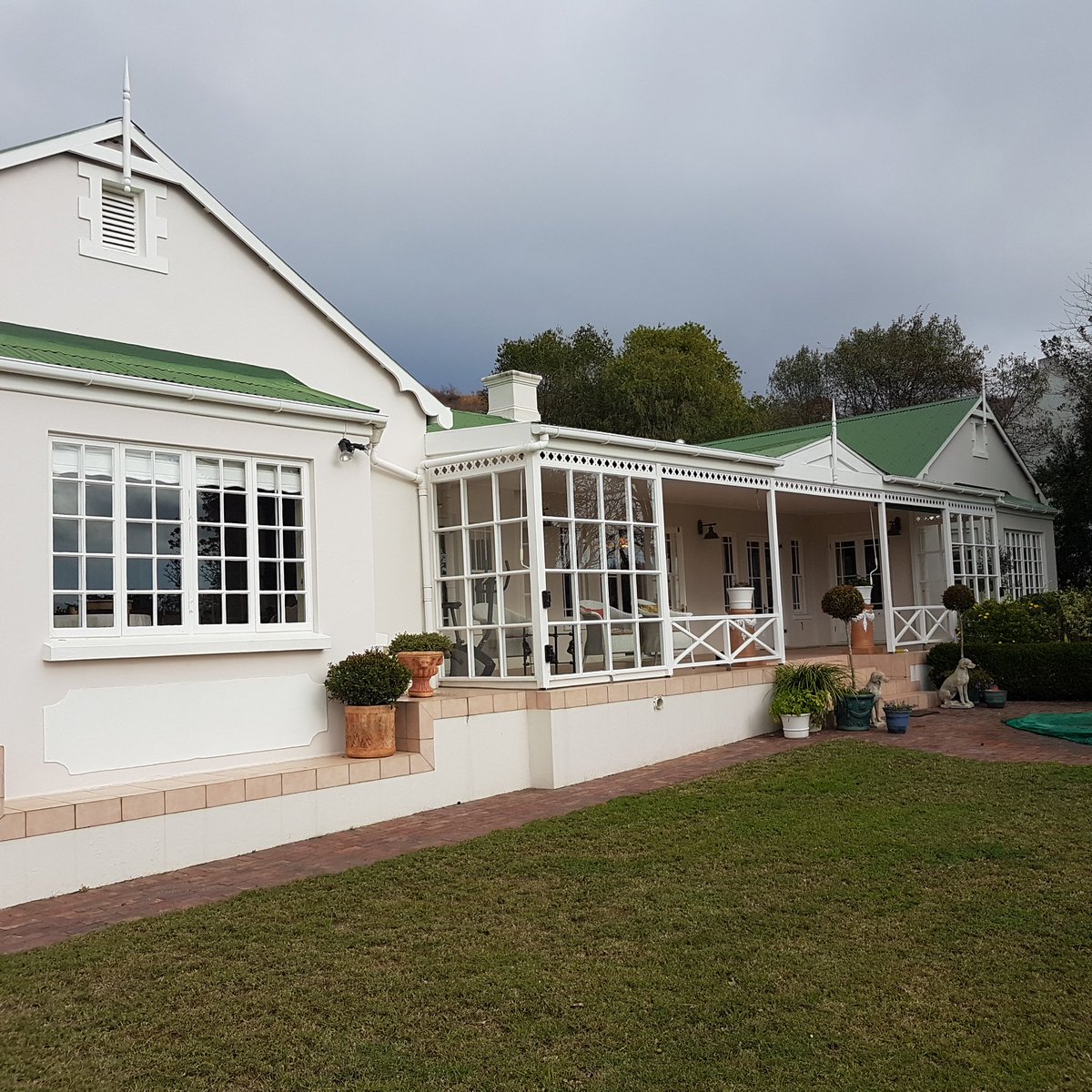 KnysnaSeeff's tweet photo. SHOW HOUSE ON: Sunday 27 August 2017. From 12:00 - 15:00 
Place: 85 Duthie, Belvidere Estate
Agent: Peter Rademeyer
https://t.co/WoZ3pTz87J https://t.co/tgeEJCD6pN