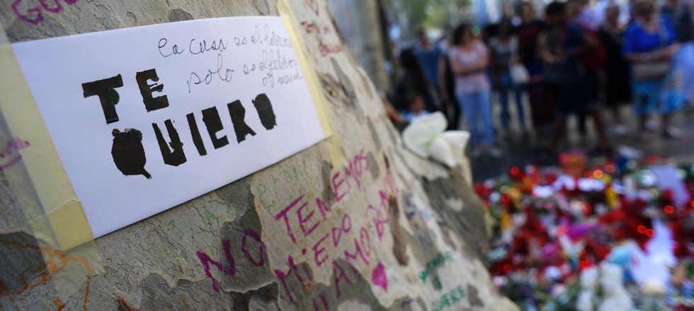 smoda's tweet image. ‘No tinc por’: carta de amor conjunta de artistas a Barcelona tras el atentado ow.ly/Rxui30eA7ZE