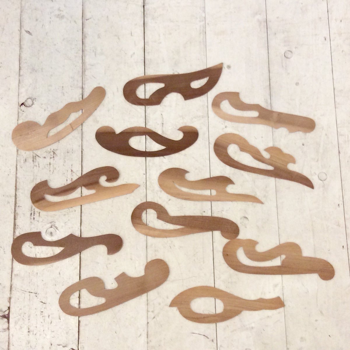 ビリケン商会 ビリケンギャラリー 出版 月火定休 ビリケン商会ニュース 今では使われなくなった木製の製図用具 雲形定規 が入荷しました パソコンでひく正確な線にはとても叶いませんが 雲のような形をしていることからその名がついた雲形定規