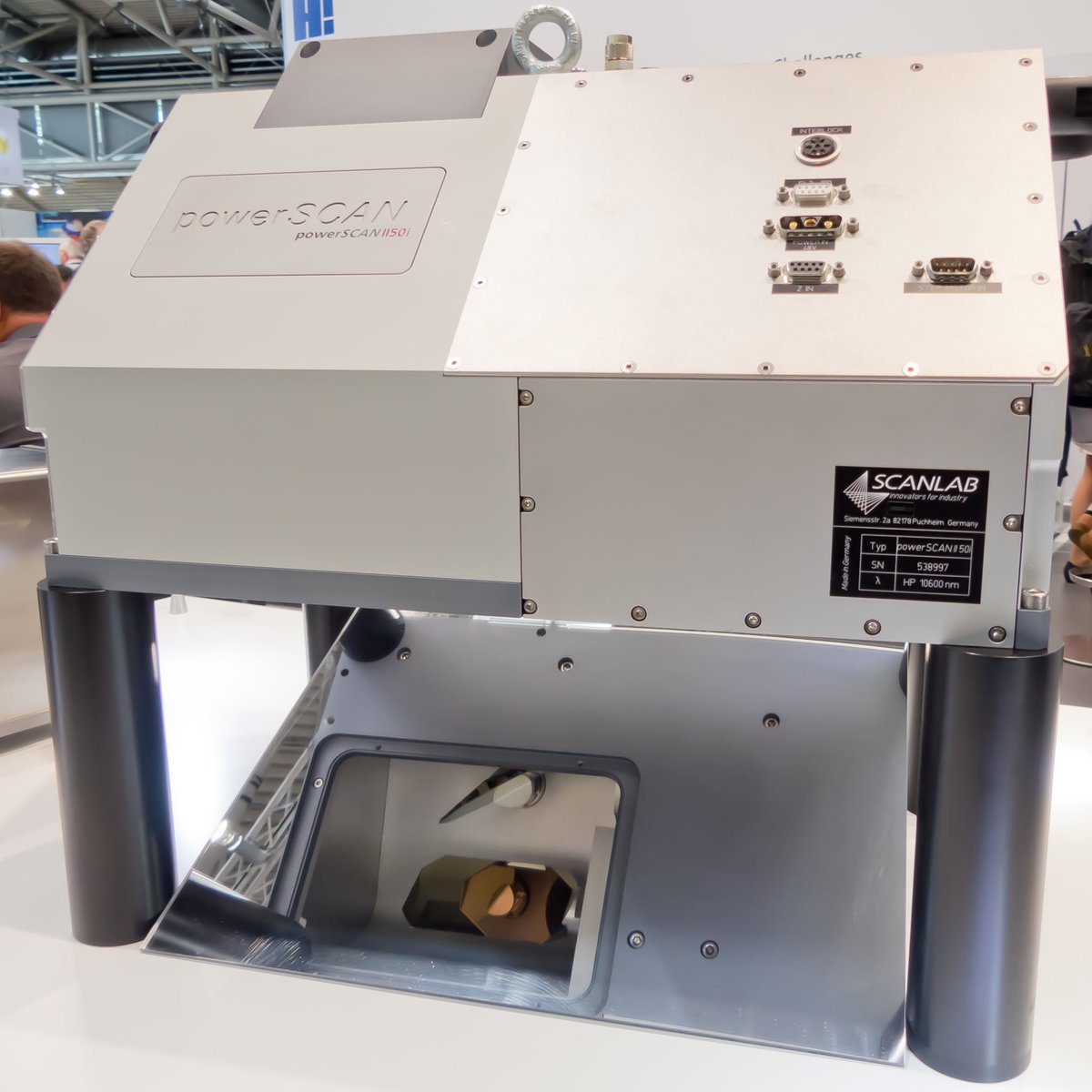 MECHATRONIK_CM's tweet photo. ๐#LASER17
#SCANLAB variable-image-field #3D #scan system for CO2 #lasers โช๏ธ low-mass mirrors enable small spots and high dynamic performance https://t.co/1oTPHE3EmL