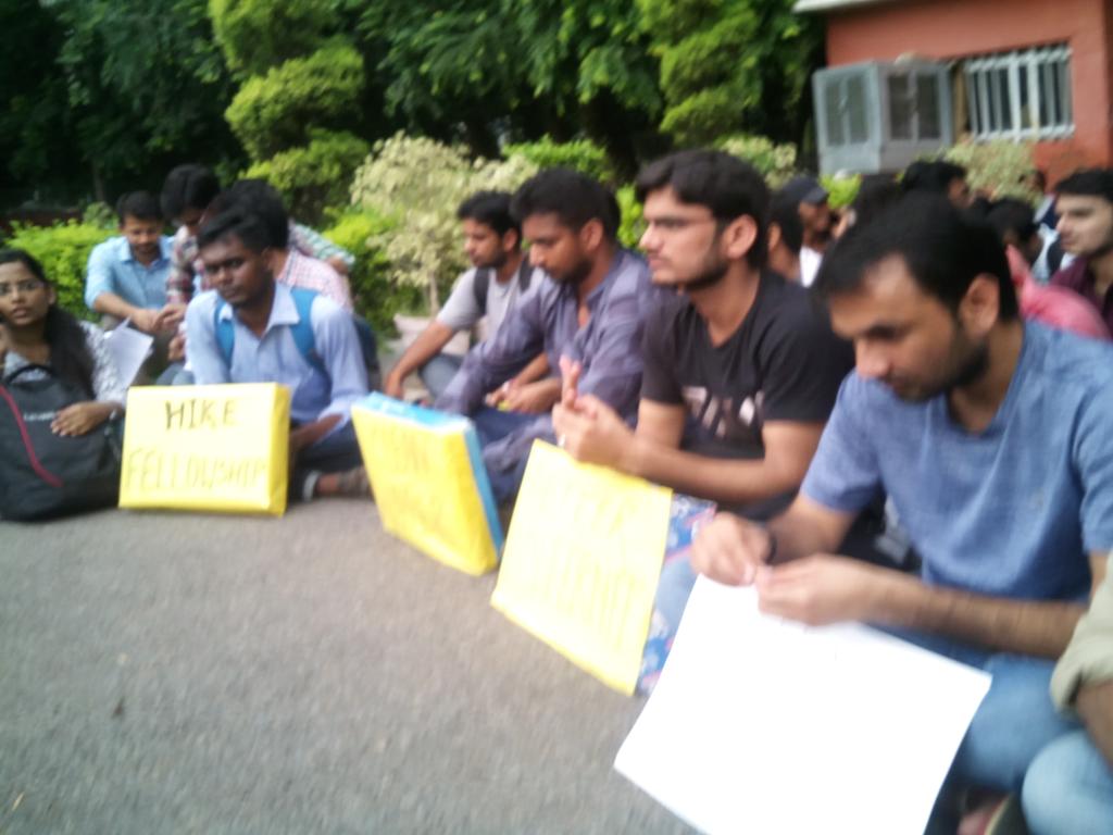Ashish_Gupt's tweet photo. Students protest nd doing hunger strike before central office IARI regarding#fellowship_hike 
@RadhamohanBJP @PMOIndia @ndtv https://t.co/P20AA7nHf4