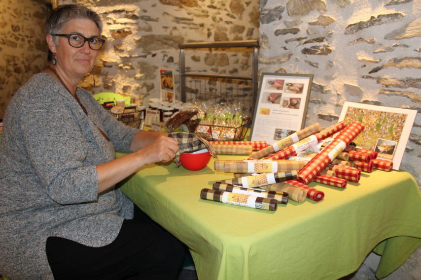 BretagneActu's tweet photo. A Vitré, Françoise lance un emballage révolutionnaire à la cire d’abeille : https://t.co/hYlRtyUYmX https://t.co/bJLkE87lRO