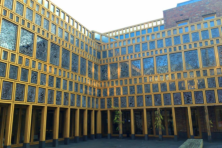 baublatt's tweet photo. Nicht nur die London City Hall ist ein Hingucker: Auch #Unterengstringen ZH hat ein ausgefallenes #Gemeindehaus. https://t.co/Y4VmQ5InRe https://t.co/XNpQNVwIrB