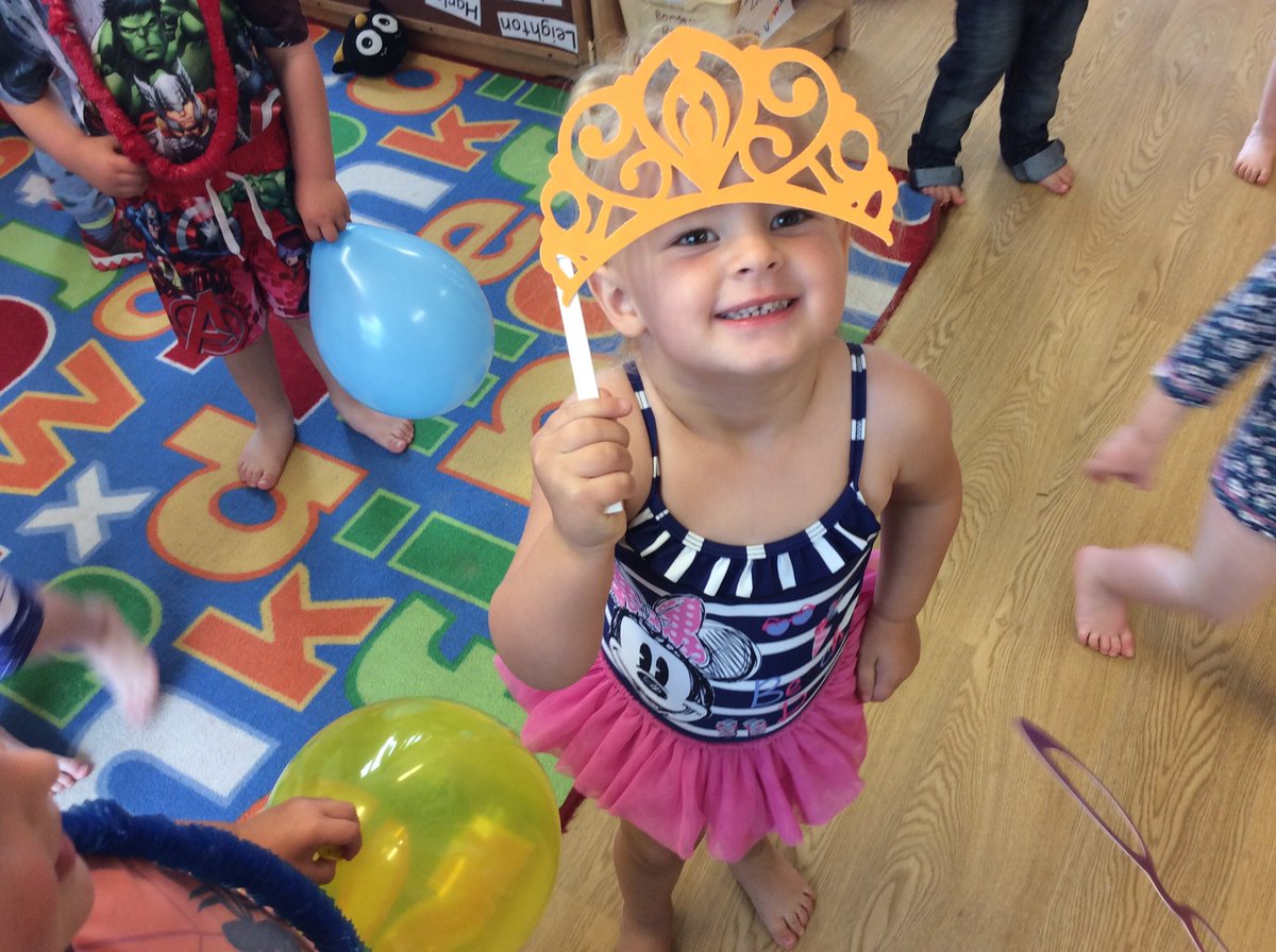 Ashbridge2to3's tweet photo. The beach party is in full swing today 🏝🎉🎈😁🎊 #beachparty #messyplay #rainbathing https://t.co/PuDGZeC15m