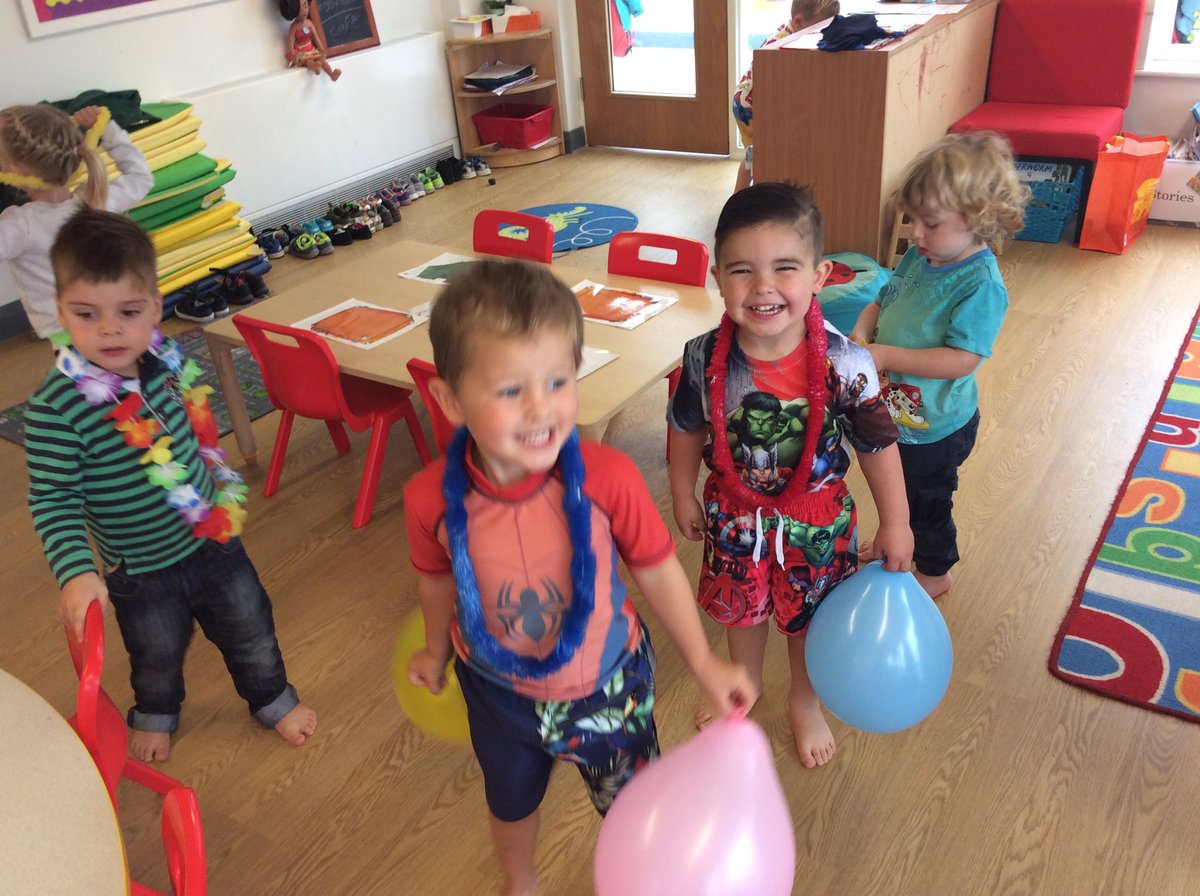 Ashbridge2to3's tweet photo. The beach party is in full swing today 🏝🎉🎈😁🎊 #beachparty #messyplay #rainbathing https://t.co/PuDGZeC15m