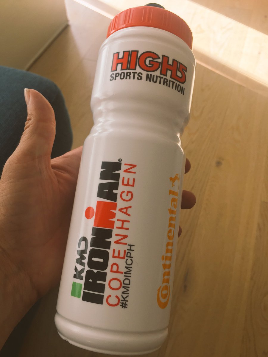 GetCarter1975's tweet photo. Was wondering if @alanhumphries9 needed a new water bottle for @GreenlightPT swim squad? #myironmate #swimlikeme https://t.co/HVNgVlC5pG