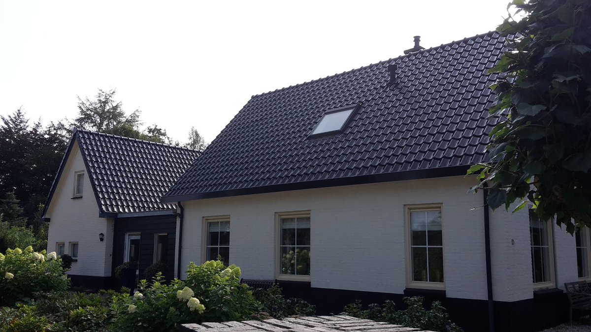 Referentie: dakrenovatie in Vaassen met dakpannen WB Koramic vhv.zwart vg.
Bmh.BMN Apeldoorn/Bb.van Houttum.