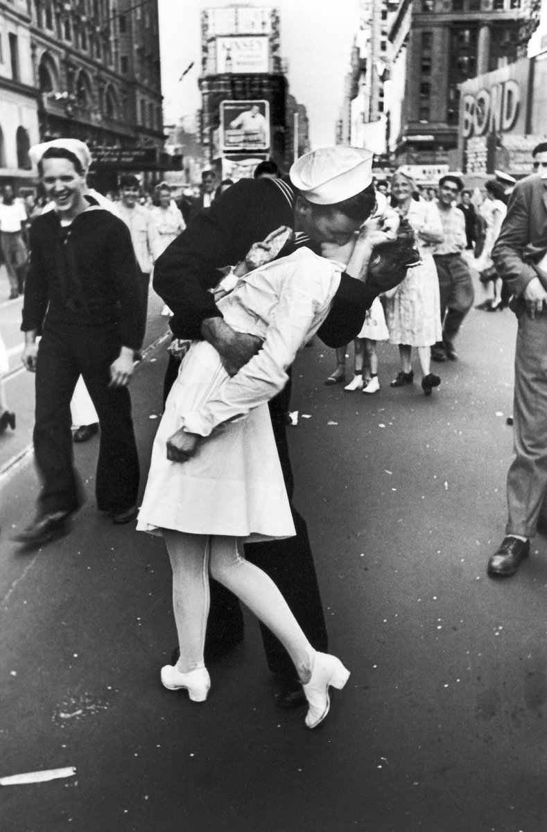 This #streetart represents #AlfredEisenstaedt iconic photograph 'V-J Day in Times Square' captured in August 1945. #artyamo #artdaily #artsy