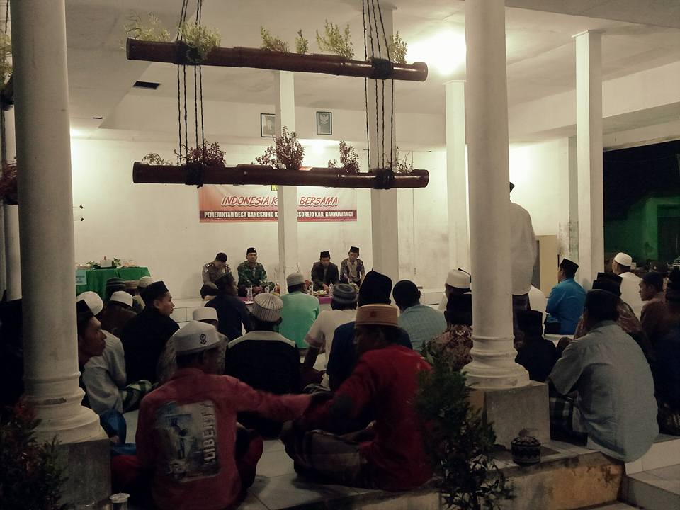 Desa_Bangsring's tweet photo. tsyakkuran mengenang pejuang yg sdh meninggl d mlm 17 Agustus
#bangsring
#HUT72RI 
@SulisValentina @kec_wongsorejo @bpmpd_BWI @a_azwarnas https://t.co/YlbvHcNiEe