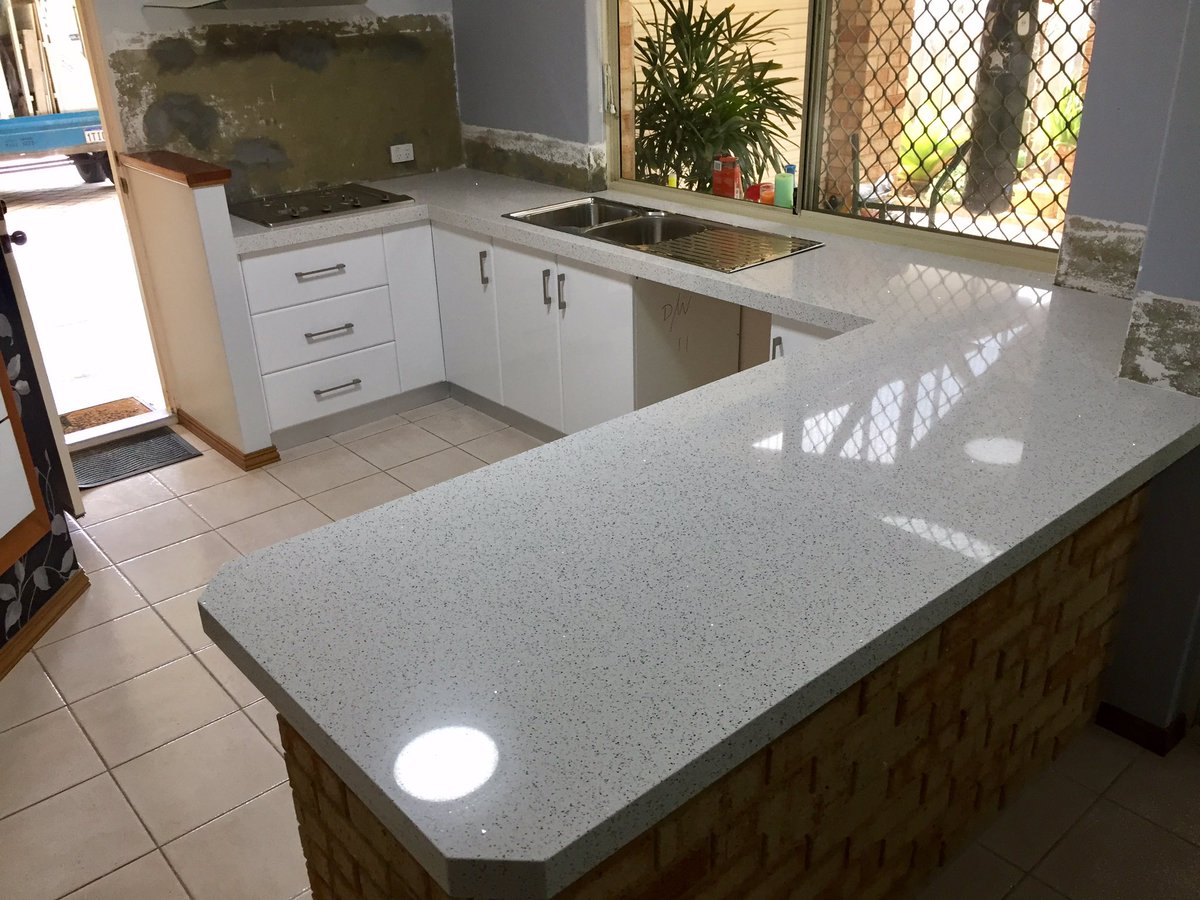 LifeStoneTops's tweet image. 7mm Quartz Surface in #vegas another installation done in a day. #stoneoverlay #graniteoverlay #lifestonetops
