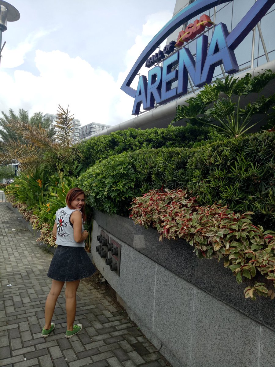 DeviousRockstar's tweet photo. I made it here! with my DIY LYR Jacket πππ #alltimelowmanila #AllTimeLowAtMOAArena #lastyoungrenegadeworldtour #asitisband https://t.co/rwsg0wW9Ld