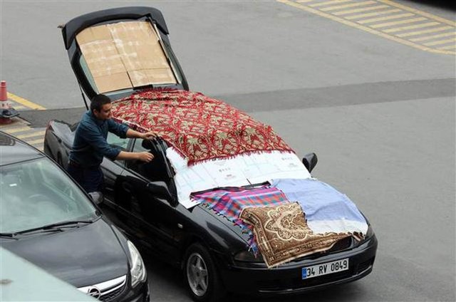 Haberturk's tweet photo. ☔⛈Yağışa karşı bu kez işi şansa bırakmadılar! Poşetlediler, sarıp sarmaladılar...
https://t.co/7O9hzAKj4R #yağmur https://t.co/UEbDNtcj0V