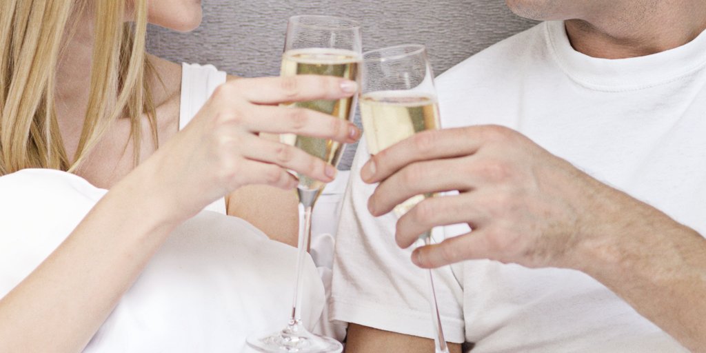 doubletreeleeds's tweet photo. Our #WeekendSparkles package ticks the boxes. Bed, breakfast and a bottle of #prosecco, what more could you want? https://t.co/6CH4MEGq6O https://t.co/yv4sB2u4C9