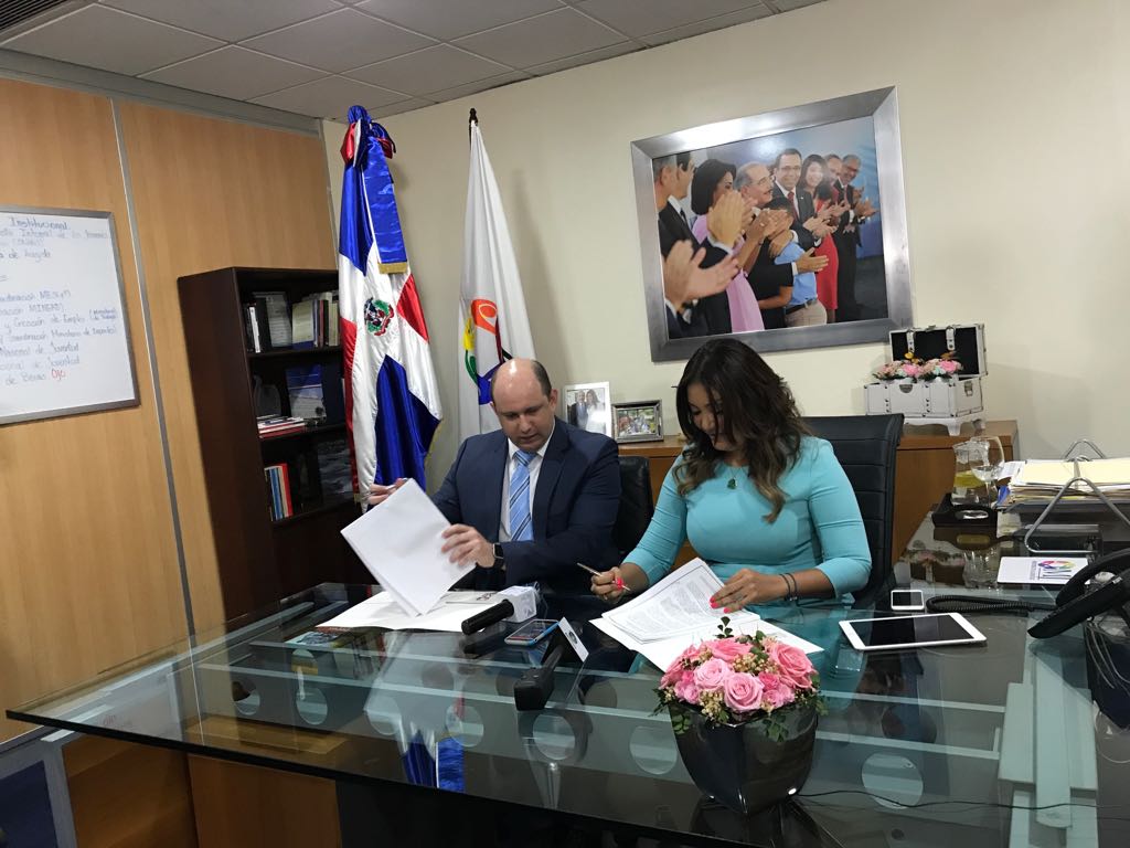 JuventudRD's tweet photo. En este momento acabamos de firmar un convenio de colaboración con @MicrosoftDO. @RepDigitalDO @OIJ_DIGITAL  #PactoJuventud https://t.co/SkesiQ3VTb