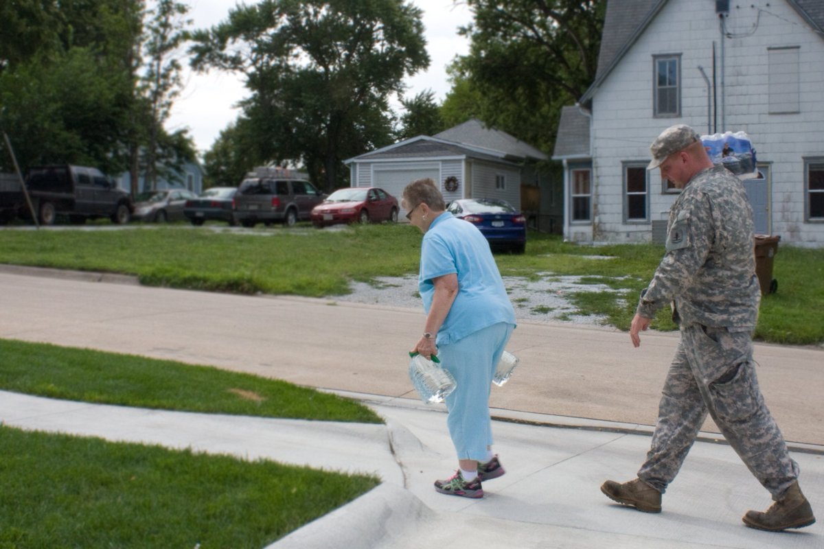 NENationalGuard's tweet photo. The #NEGuard was proud to supply drinking water to @CityofSeward yesterday just before #Neclipse17. #CitizenSoldiers #AlwaysReadyAlwaysThere https://t.co/3jVafGkfH0