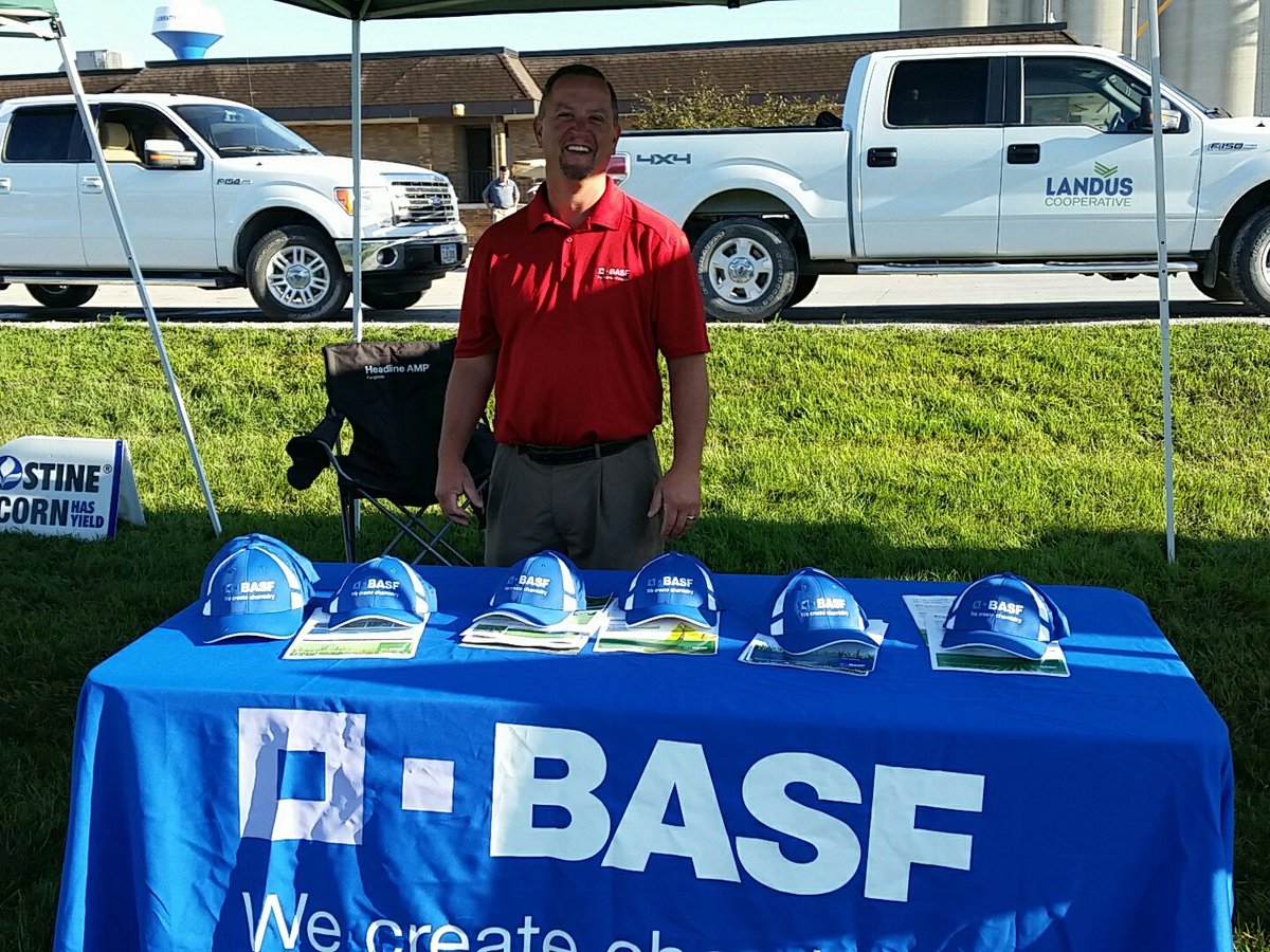 LandusAg's tweet photo. Thanks to @BASFAgProducts for being here today. #researchplot https://t.co/wBin7ASEXS
