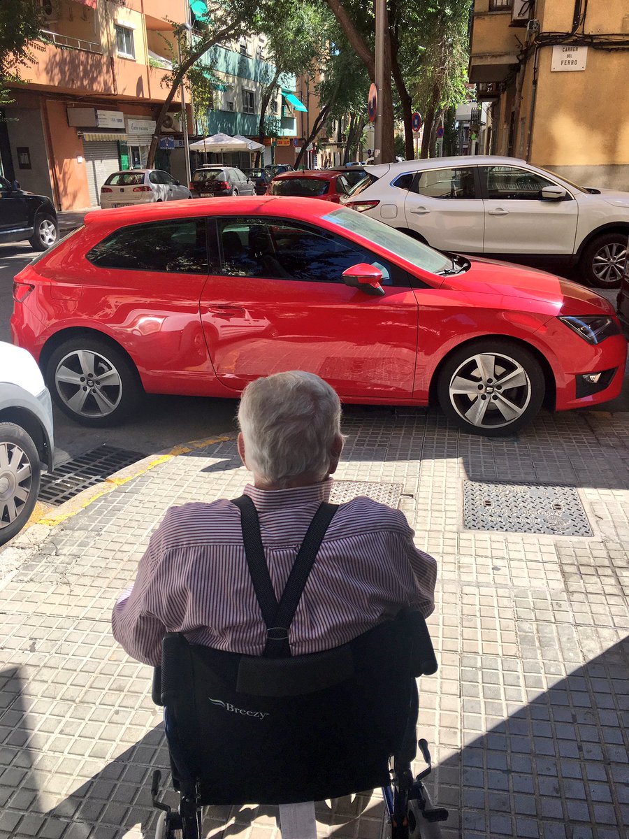 Sitiados en la calle Despuig/Ferro un día más. <a href="/policiadepalma/">Policia de Palma</a> Imposible pasar, ni entre los otros coches.