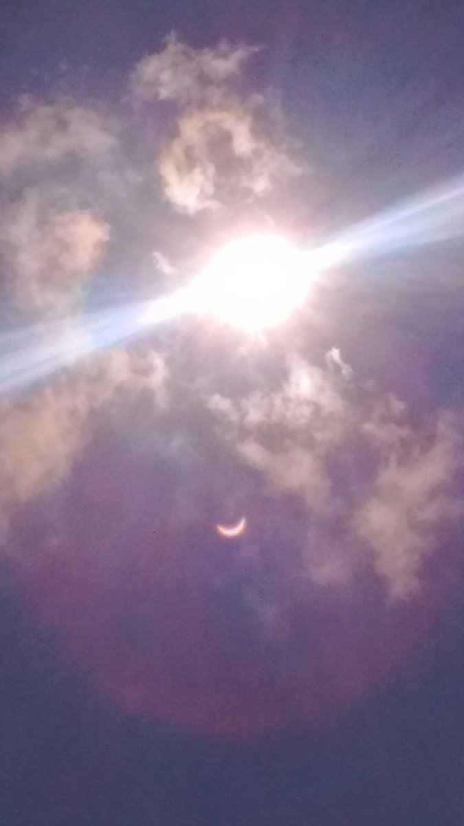 RestonTV2's tweet photo. #Eclipse #UFO #EclipseUFO
in the #LenseFlare
Over #IAD #Dulles
#Eclipse2017 https://t.co/EjjocxKLH4