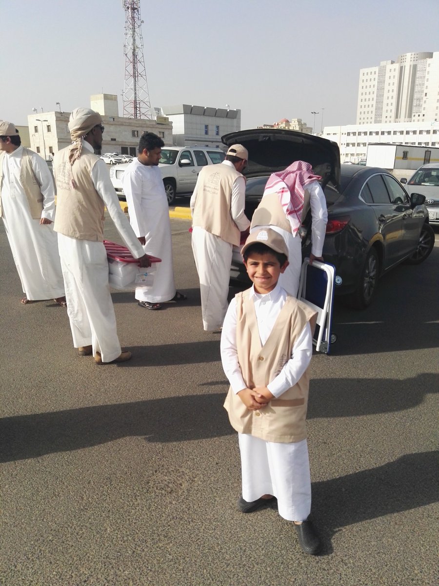 bake1440's tweet photo. عندما اشاهد هذهي الصوره اقف احتراماًوتقديراً لك ياحبيبي فرغم حرارة الشمس الحارقه والصيام تقف شامخاً من اجل ايصال افطار الصائيمين شكراً فهودي https://t.co/jYwqSTd9gJ