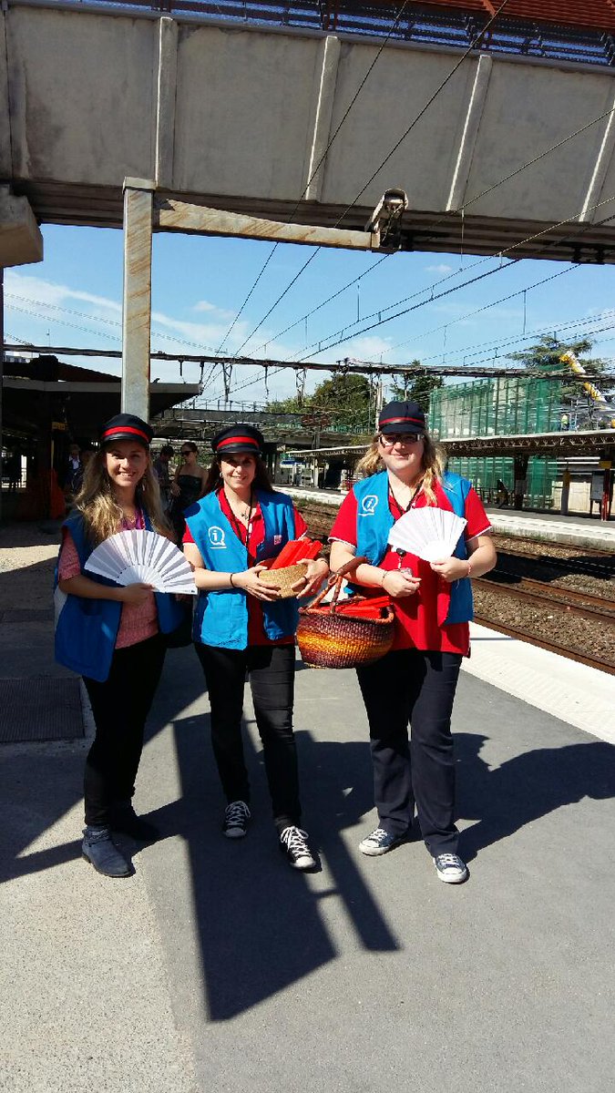 RERC_SNCF's tweet image. Un petit coup de pouce pour vous aider à supporter la chaleur ? 
Opération #Eventails sur #RERC: 
Ça continue! &amp;amp; avec le sourire ! 🌞🌬️