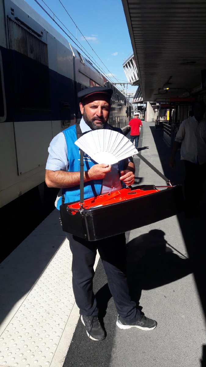 RERC_SNCF's tweet image. Un petit coup de pouce pour vous aider à supporter la chaleur ? 
Opération #Eventails sur #RERC: 
Ça continue! &amp;amp; avec le sourire ! 🌞🌬️