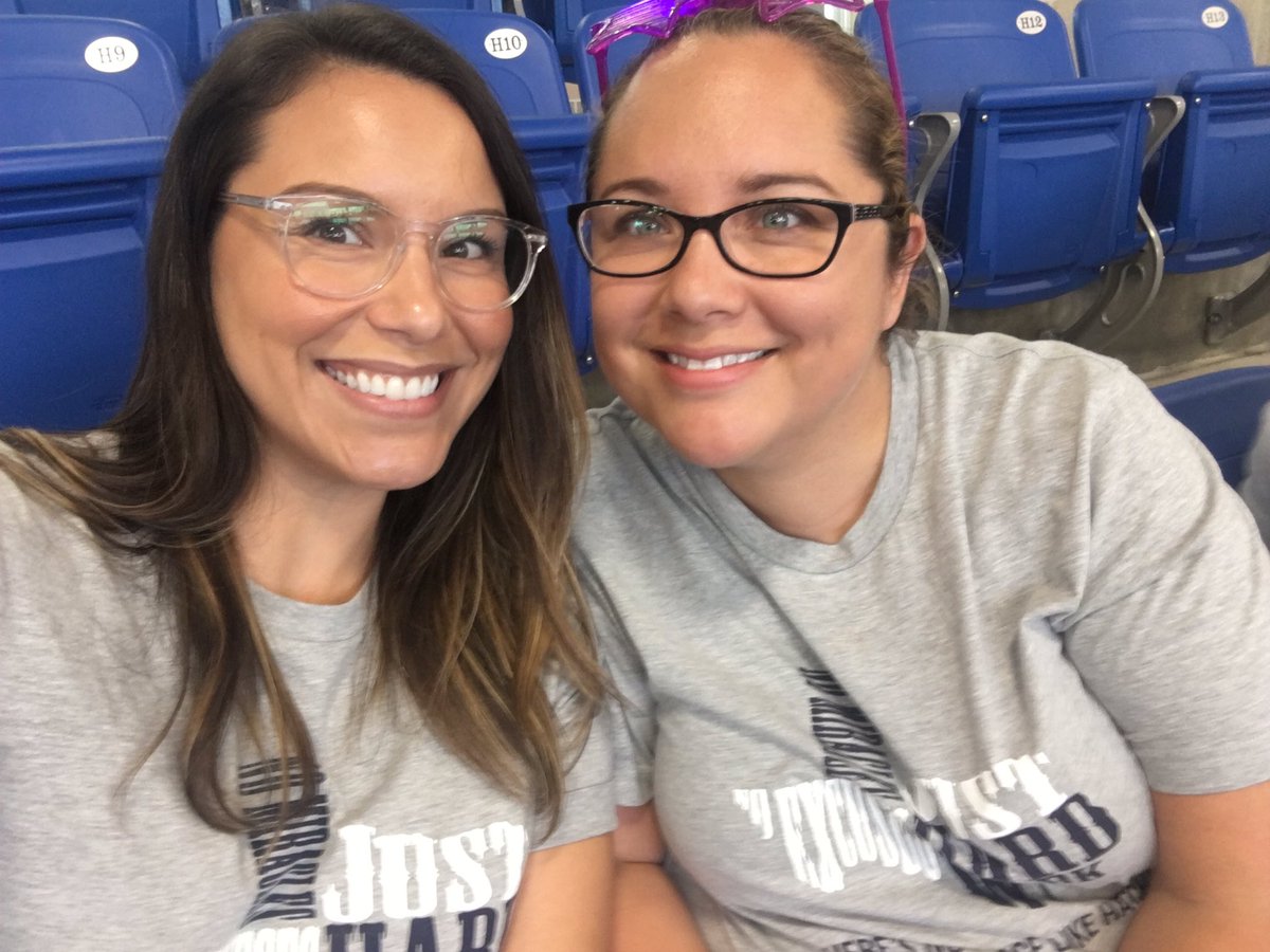 msjopresas's tweet photo. Ready for convocation with sister @NISD #convoselfie https://t.co/VWDKj7Hkue