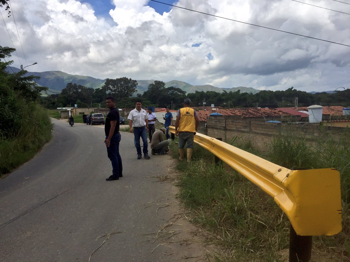 Finalizando la defensa para la comunidad de las Manzanitas #Bejuma <a href="/alc_bejuma/">Alcaldia de Bejuma</a> curva antes de llegar Centro Social Bejuma